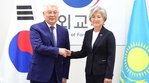 강경화 "카자흐스탄, 자발적 핵포기 결단으로 국가발전"