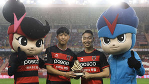 프로축구 포항의 미드필더 이수빈 선수(왼쪽) (사진=한국프로축구연맹 제공, 연합뉴스)