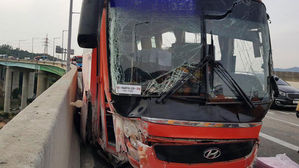 서울 외곽고속도로서 버스 충격 흡수시설 들이받아 운전기사 숨져