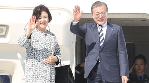 문 대통령, 서울 도착&hellip;'조국 정국&middot;돼지열병' 등 국정현안 점검