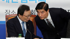 대화하는 이해찬 대표와 이해식 대변인 (사진=연합뉴스)