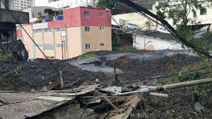'부산 산사태' 일가족 3명 · 식당 종업원 1명 매몰 추정