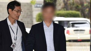 '버닝썬 연루 의혹' 윤 총경 영장심사 출석&hellip;묵묵부답