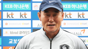 인터뷰하는 김학범 감독 (사진=연합뉴스)