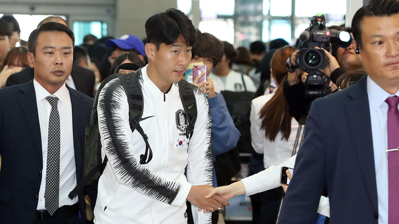 김일성경기장에서 열리는 북한과의 카타르월드컵 예선을 위해 평양 원정길에 오르는 한국축구 대표팀의 손흥민이 13일 출국을 위해 인천국제공항으로 들어서고 있다.