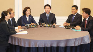 여야 3당 원내대표와 의원들, '2+2+2' 회동 (사진=연합뉴스)