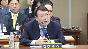 '윤석열 출석' 대검 국정감사…여야, 조국 수사 공방