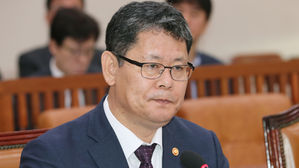국정감사에서 답변하는 김연철 통일부 장관 (사진=연합뉴스)