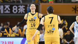 강아정과 하이파이브하는 박지수 (사진=WKBL 제공)