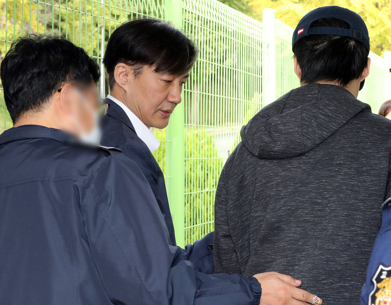 조국 전 법무부 장관이 24일 부인인 정경심 교수의 접견을 위해 아들과 의왕시 서울 구치소 접견실로 향하고 있다. <br /><br />