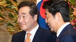 면담장으로 이동하는 이낙연 총리와 아베 총리 (사진=연합뉴스)