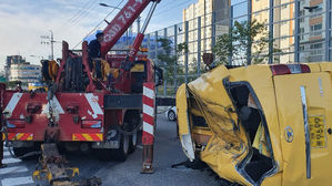 서울 방이동서 고교 통학버스 충돌 후 전복&hellip; 3학년생 사망