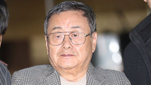 법원서 나오는 김준기 동부 전 회장 (사진=연합뉴스)