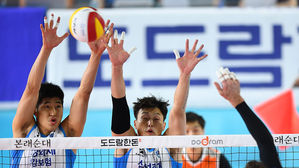 삼성화재 박상하(왼쪽)와 김나운 (사진=한국배구연맹 제공)