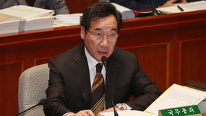 국회에서 열린 예산결산특별위원회 전체회의에서 질의에 답하는 이낙연 국무총리 (사진=연합뉴스)