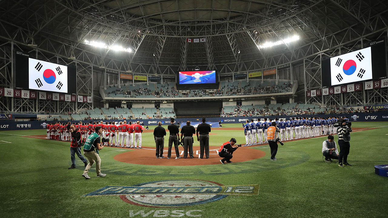7일 오후 서울 구로구 고척스카이돔에서 열린 2019 WBSC 프리미어12 예선라운드 C조 한국과 캐나다의 경기 시작 전 애국가가 경기장에 울려퍼지고 있다.