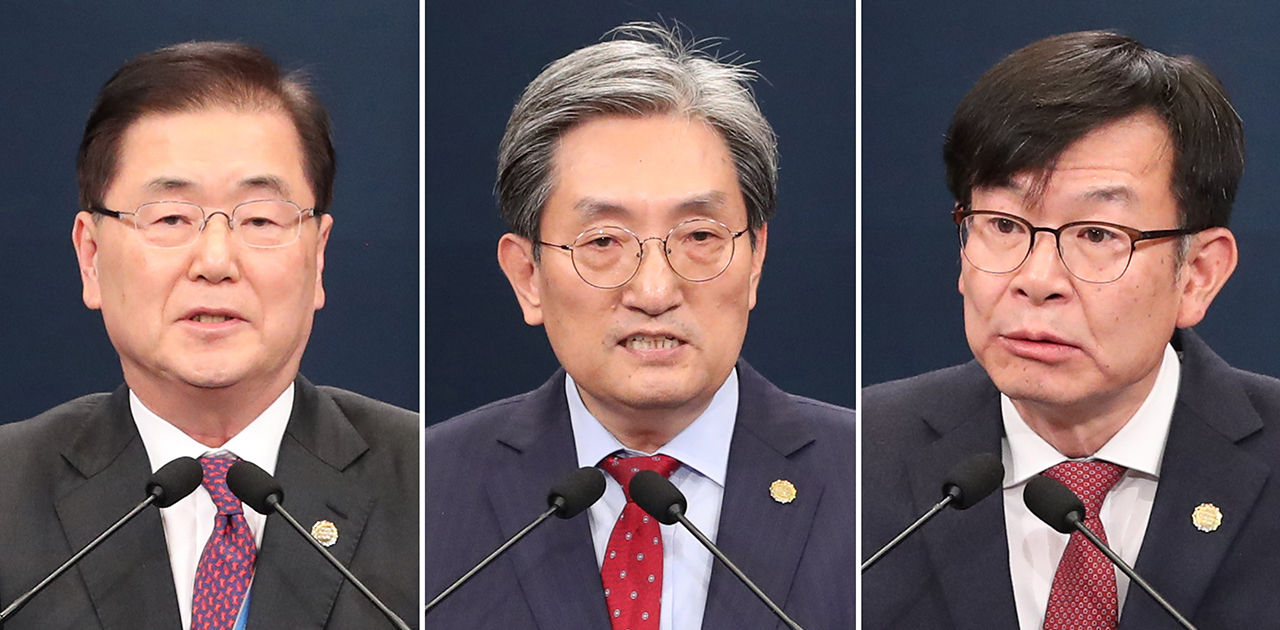 청와대 정의용 국가안보실장(왼쪽부터), 노영민 대통령 비서실장, 김상조 정책실장이 10일 오후 춘추관 대브리핑룸에서 열린 기자간담회에 앞서 모두발언하고 있다.