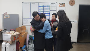 크리스마스 이브에 실종된 딸(왼쪽에서 두 번째), 39년 만에 가족 상봉 (사진=수서경찰서 제공, 연합뉴스)