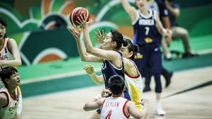 9월 아시아컵 중국전에서 슛을 시도하는 신지현 (사진=FIBA 인터넷 홈페이지 사진, 연합뉴스)