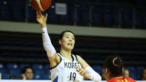 중국과 경기에서 패스하는 박지수 (사진=대한민국농구협회 제공, 연합뉴스)
