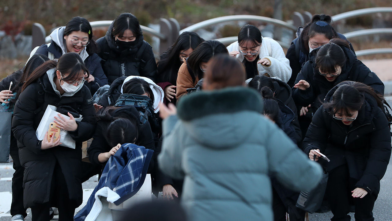 2020학년도 대학수학능력시험일인 14일 오후 강원 춘천여자고등학교에서 시험을 마친 수험생들이 마중 나온 담임 교사를 향해 큰절을 하고 있다.