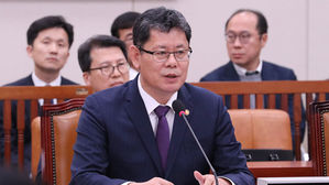 흉악범죄 북한 주민 추방과 관련한 의원 질의에 답변하는 김연철 통일부 장관 (사진=연합뉴스)