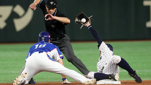 [영상] 김하성 2루 아웃…3회 찬스 무산 - 프리미어12 결승 한일전