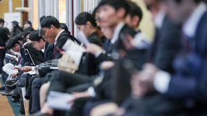 취업 자료 살펴보는 취준생들 (사진=연합뉴스)
