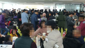 방문자들로 붐비는 LH세종권주거복지지사 (사진=독자 제공, 연합뉴스)