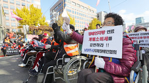 국회 앞 한국지체장애인협회 주최 장애인생존권쟁취투쟁 결의대회 (사진=연합뉴스)