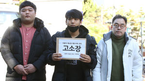 레넌벽 훼손 사건 관련 고소장 제출을 위해 민원실로 향하는 홍콩의 진실을 알리는 학생모임' 소속 학생들 (사진=연합뉴스)