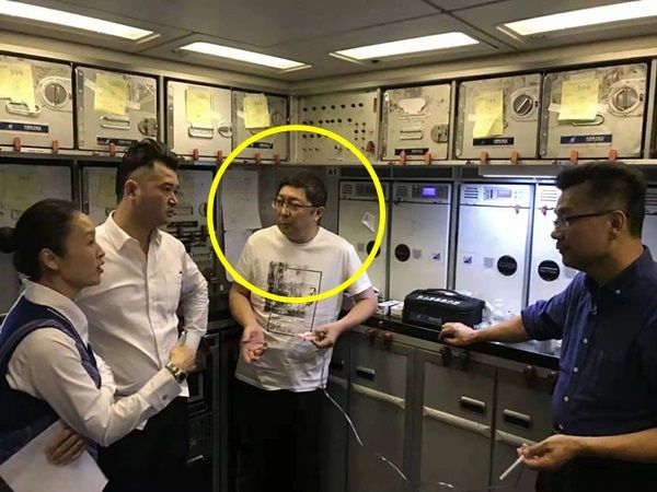 기내 응급환자 살리려 '소변' 직접 입으로 받아낸 의사