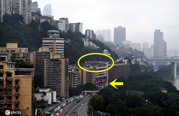 한 건물에 '주유소'가 2개?…고정관념 깬 독특한 건물 활용법