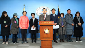 서울맹학교학부모회 관계자들 기자회견 (사진=연합뉴스)