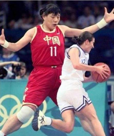 중국 여자농구 대표팀 괴물 센터였던 정하이샤 선수(왼쪽)