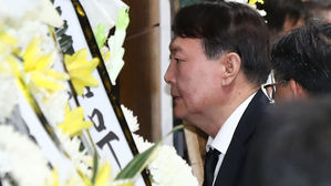 윤석열 검찰총장, 檢 수사관 빈소 찾아…2시간 30분가량 조문