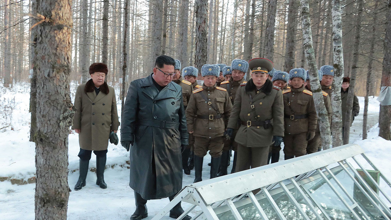 김정은, 리설주와 함께 백두산 등정 (사진=평양 조선중앙통신, 연합뉴스)