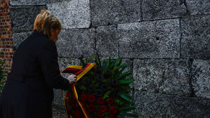 아우슈비츠서 고개숙인 메르켈 "범죄 책임은 국가 정체성 일부"