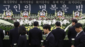 헬기 사고 순직 소방항공대원 합동분향소 헌화 (사진=연합뉴스)