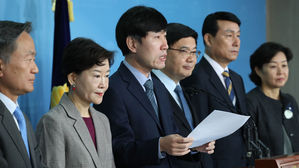 창당준비위원회 2차 인선 발표 기자회견 하는 '변화와 혁신' 하태경 창당준비위원장(왼쪽 세 번째)