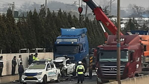 인천 송도서 25t 트레일러 등 차량 5대 추돌 (사진=독자 제공, 연합뉴스)