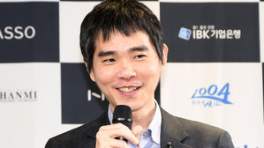한돌과 두번째 대국 후 기자회견 하는 이세돌