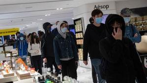 쇼핑몰 내에서 '크리스마스 쇼핑 시위'를 벌이는 홍콩 시위대(사진=EPA/연합뉴스)