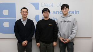 이상완 교수(왼쪽)와 연구진 (사진=KAIST 제공, 연합뉴스)