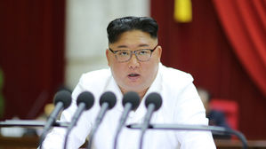 전원회의 지도하는 김정은