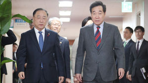 국무회의 참석하는 이낙연 총리