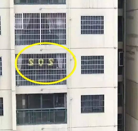 아파트 창문에 나타난 'SOS'…알고 보니 위급 상황 아닌 '파티'?
