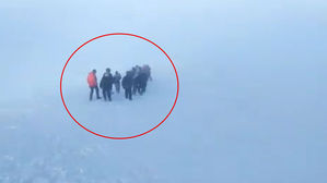 러시아 캄차카반도 활화산에 고립된 관광객들의 모습 (사진=캄차카 구조 당국 페이스북 캡처, 연합뉴스)
