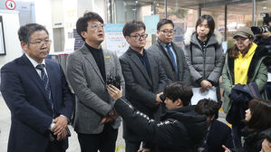 세월호 참사 당시 해경 지휘부 영장심사에 대한 입장 밝히는 장훈 4&middot;16세월호참사가족협의회 운영위원장(왼쪽 두 번째) (사진=연합뉴스)
