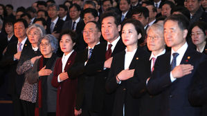 지난 2일 정부 시무식서 국민의례 하는 국무위원들